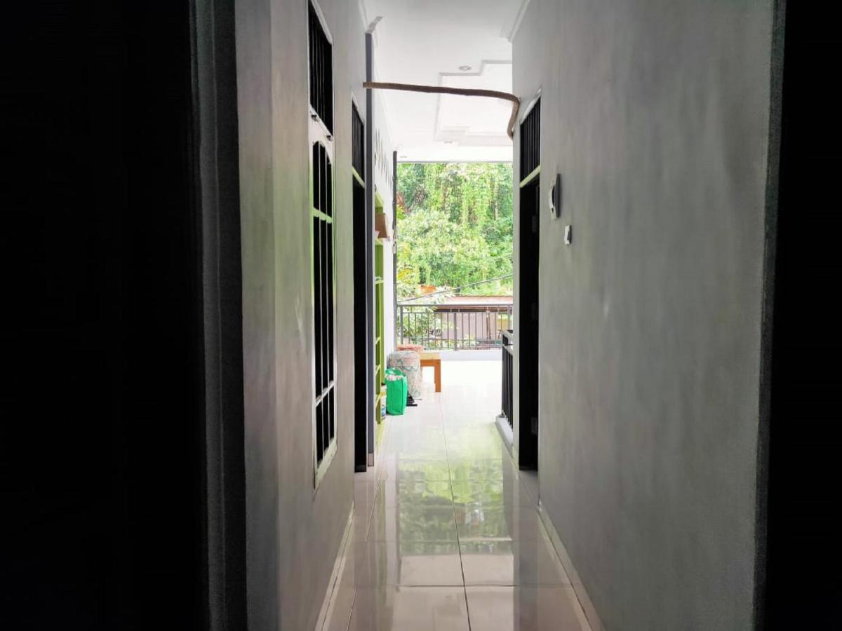 Vaccinated Staff - Oyo 3919 Karmila Syariah Guest House Balikpapan  Exterior photo