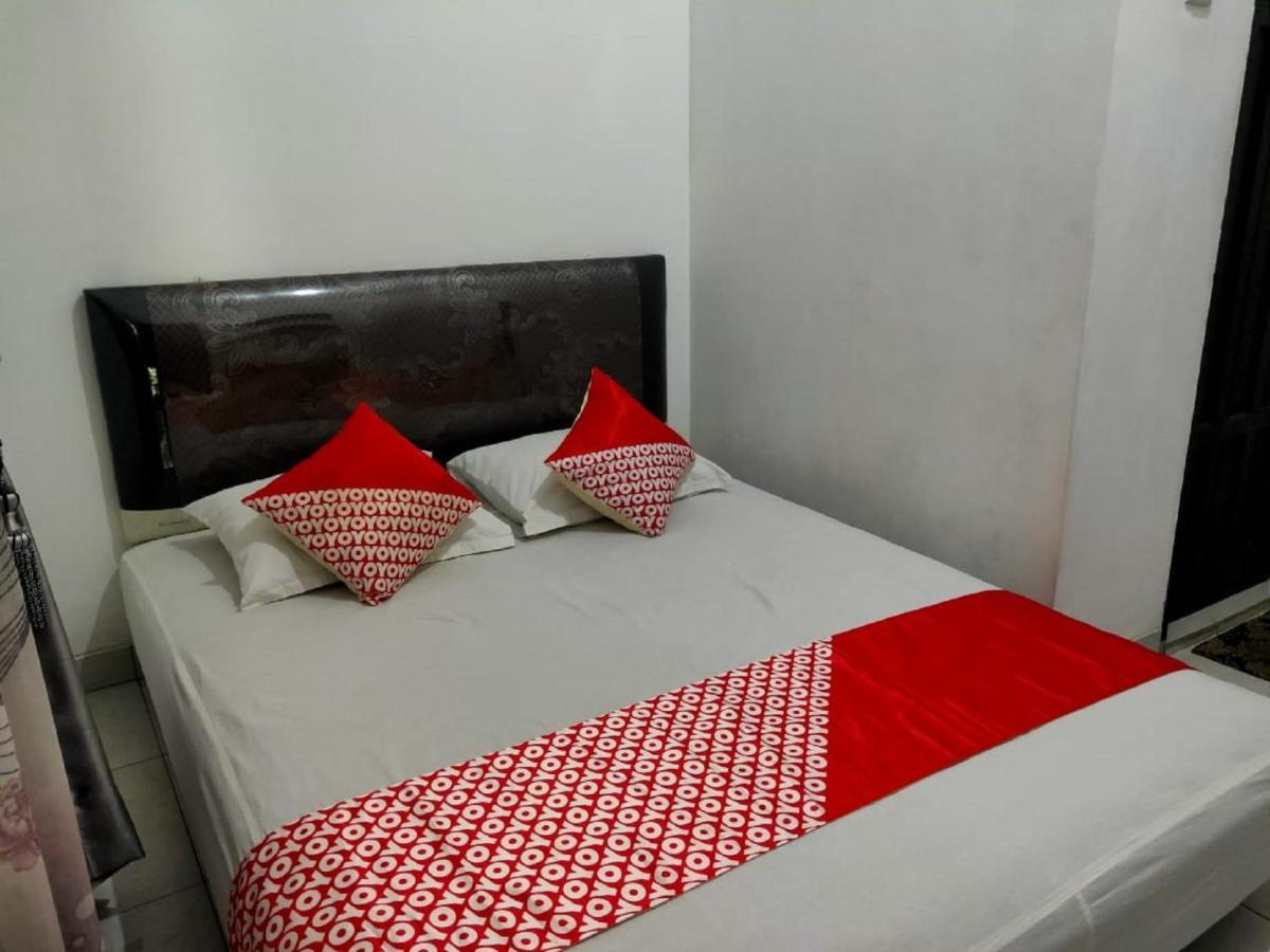 Vaccinated Staff - Oyo 3919 Karmila Syariah Guest House Balikpapan  Exterior photo